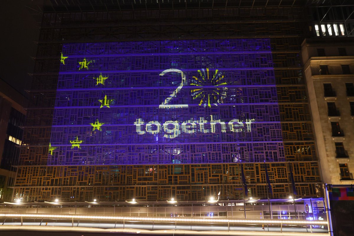 2004 marked the reunification of a divided continent. 

Tonight we celebrate 20 years of EU membership of 🇨🇿 🇪🇪 🇨🇾 🇱🇻 🇱🇹 🇭🇺 🇲🇹 🇵🇱 🇸🇮 🇸🇰
#20YearsTogether