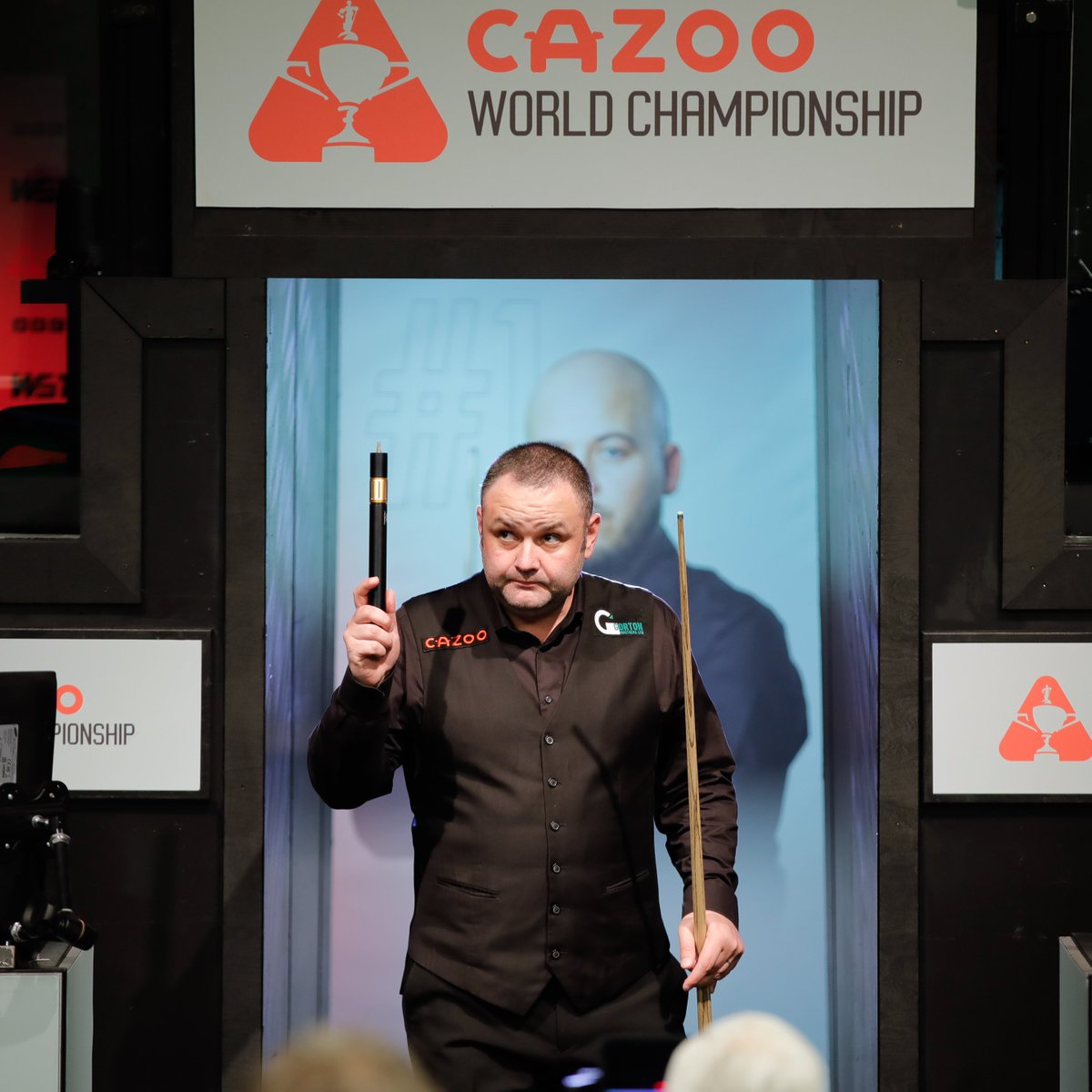 1️⃣0️⃣-6️⃣ David Gilbert leads Stephen Maguire overnight - but this match is far from over. #CazooWorldChampionship | @cazoo | @riyadhseason