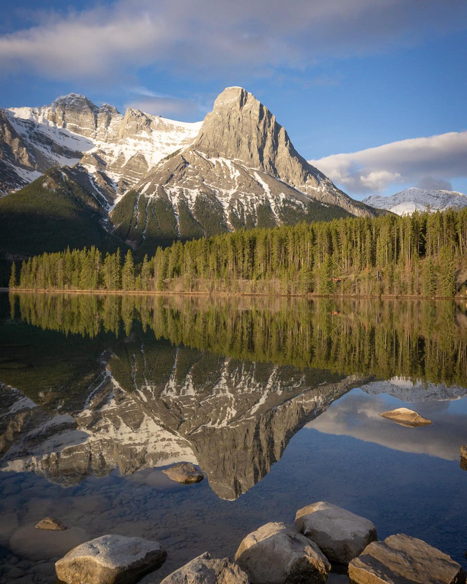 Three iconic sights in Canmore (well, if you're counting each of the sisters, six). Have you visited all of these dreamy spots? 📍 Canmore Engine Bridge, Three Sisters Viewpoint, Canmore Reservoir 📸: IG knaaga90, voytek_exploring (2&3) | #ExploreCanmore #ExploreKananasis