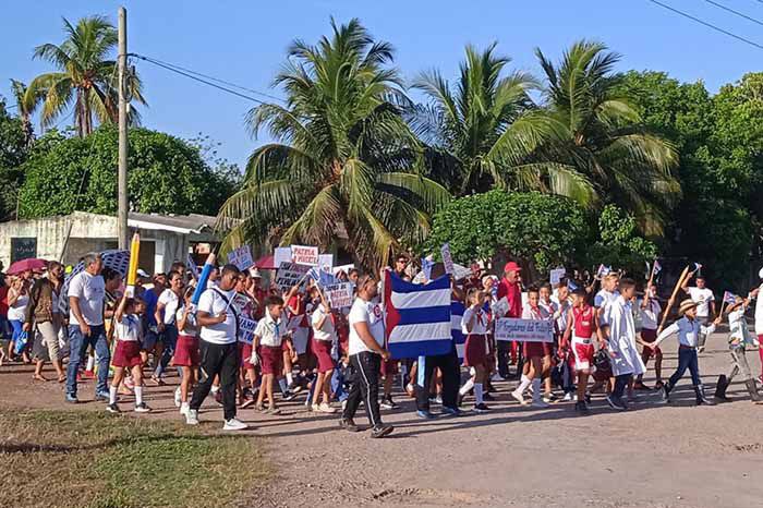 Escenas que se repiten a lo largo y ancho de #Cuba, actos llenos de color y creatividad mostraron hoy al mundo el compromiso de campesinos, trabajadores y estudiantes con su Revolución. #PorCubaJuntosCreamos #IslaRebelde