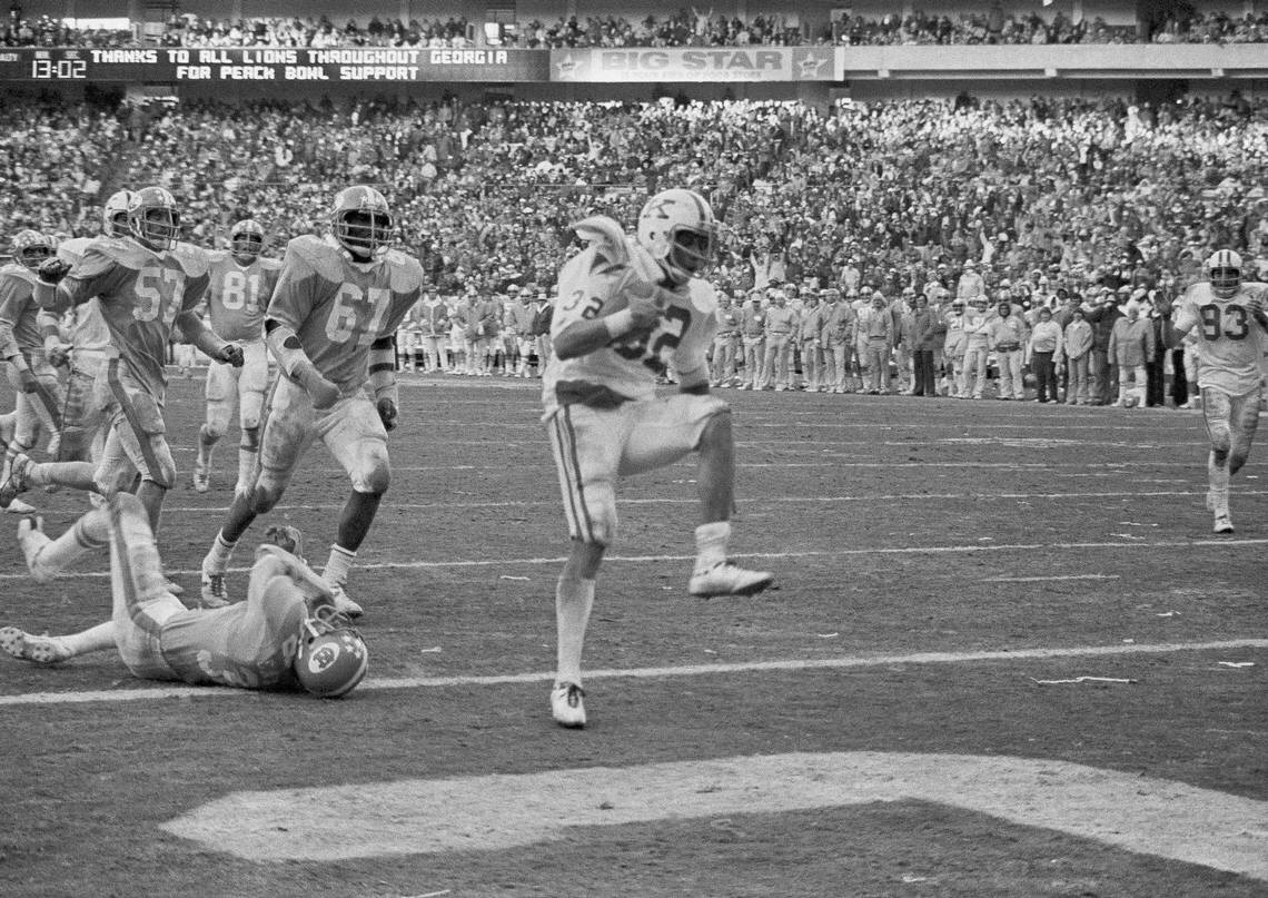 Can you identify this Wildcat, the game in which this photo was shot and the final score? Trivia: It was ⁦@UKFootball⁩ finest moment in a quarter century.