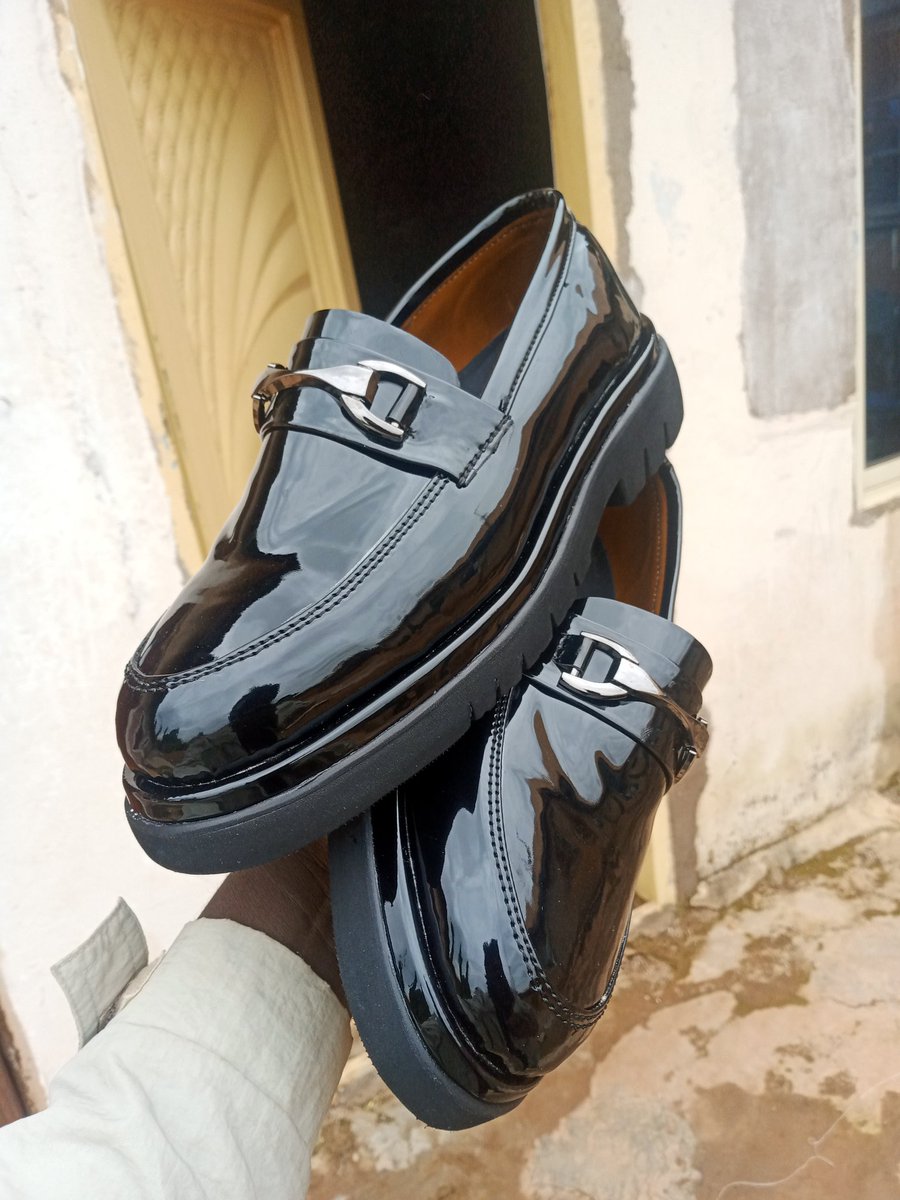 Simple and classy!
Nerolit handmade shoes
Made in Kaduna state, Nigeria.
Price #28,000
Whatsapp 08064171805 to place order
Remember, good shoes take you to good places 😁😁
#buynaija
#buyhandmade
#wizkidanddavido
#OPay #BayernRealMadrid