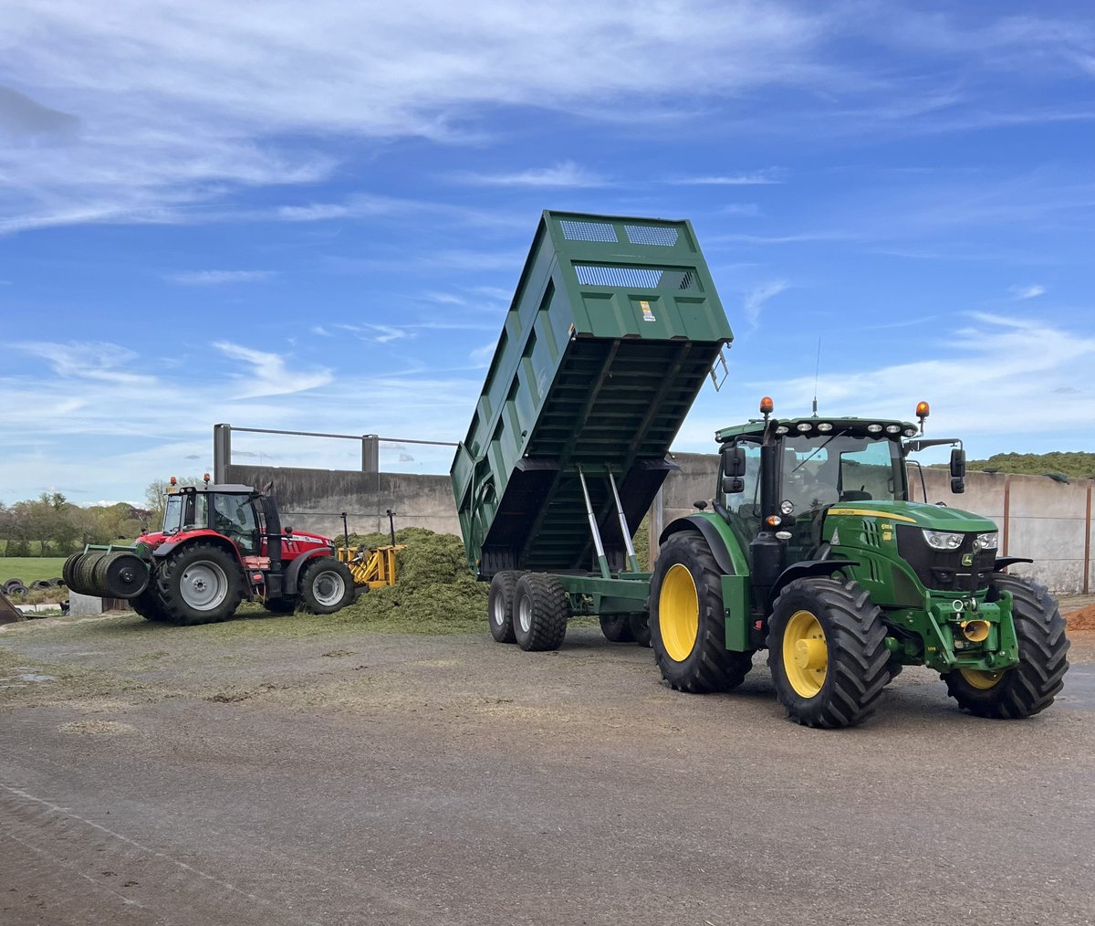 140ac 1st cut put to bed - 24hr wilt with sunshine and a breeze👌@CLAAS_UK @JohnDeere @RichardWestern @BaileyTrailer @LallemandUK_IRL @FrontierAg @Silostop - separated slurry and fertiliser on tomorrow and get growing! #teamdairy #forage24