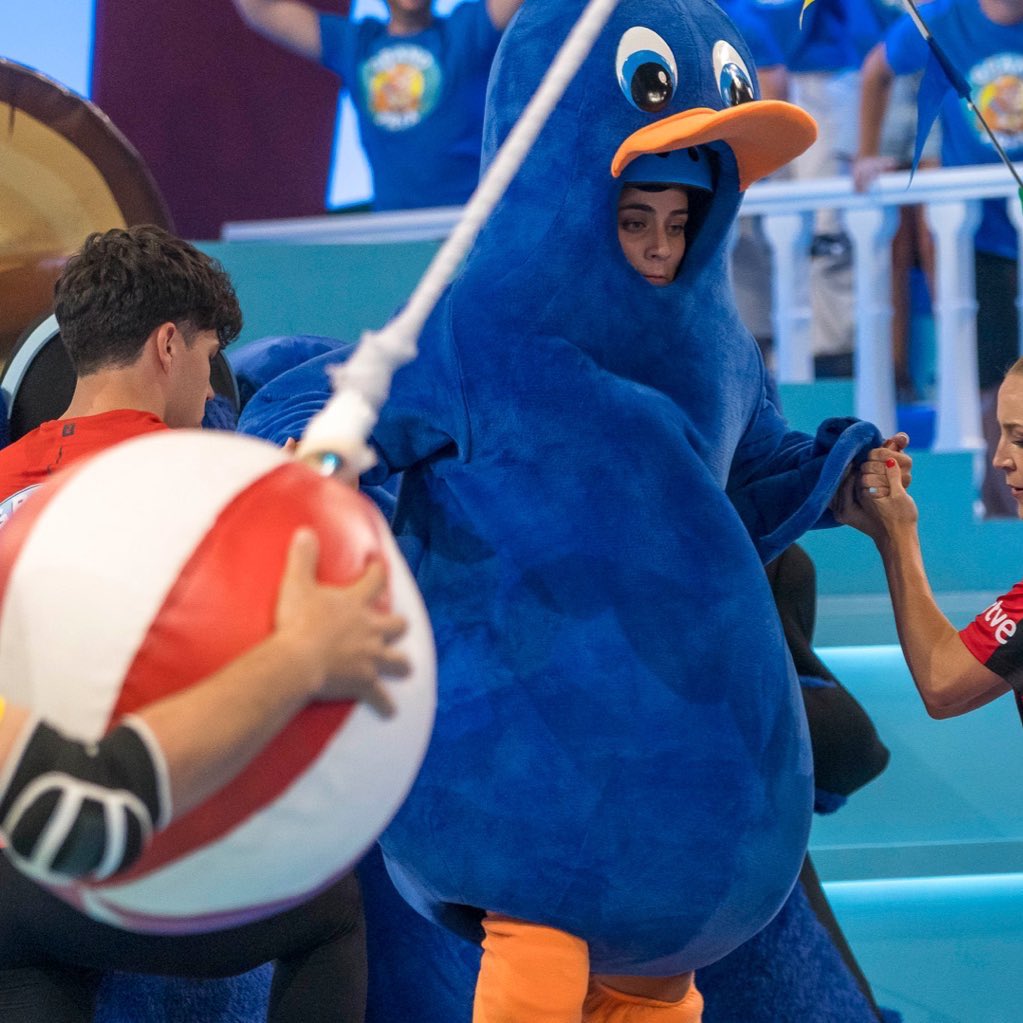 Cero dudas de que Países Bajos y Joost le han pedido a @GrandPrix_tve el disfraz de los Pingüipatos a cambio de una paella. #Eurovision