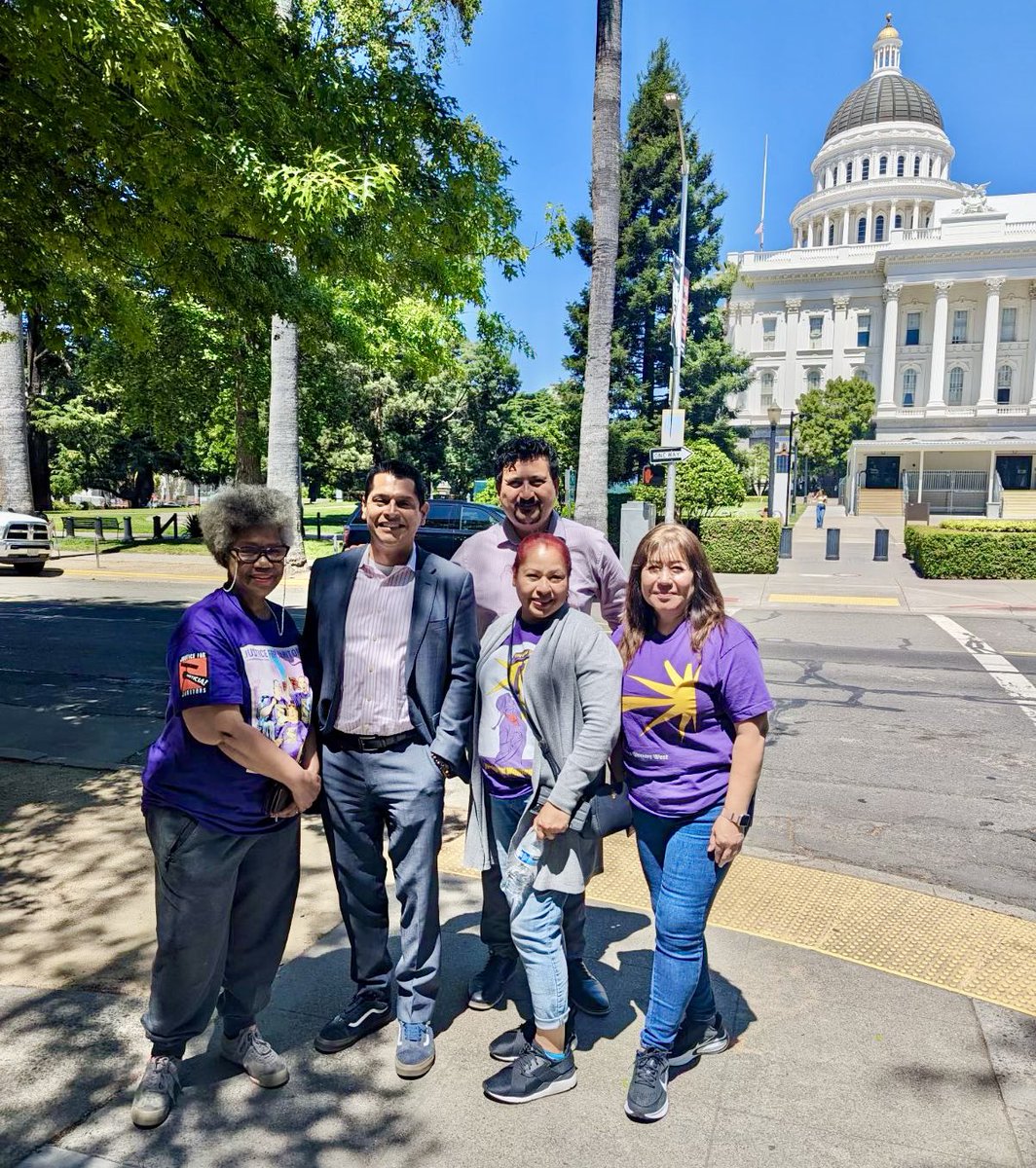 Great running into my sisters, brothers and siblings at @seiuusww! We are standing up for #justiceforjanitors ✊🏽