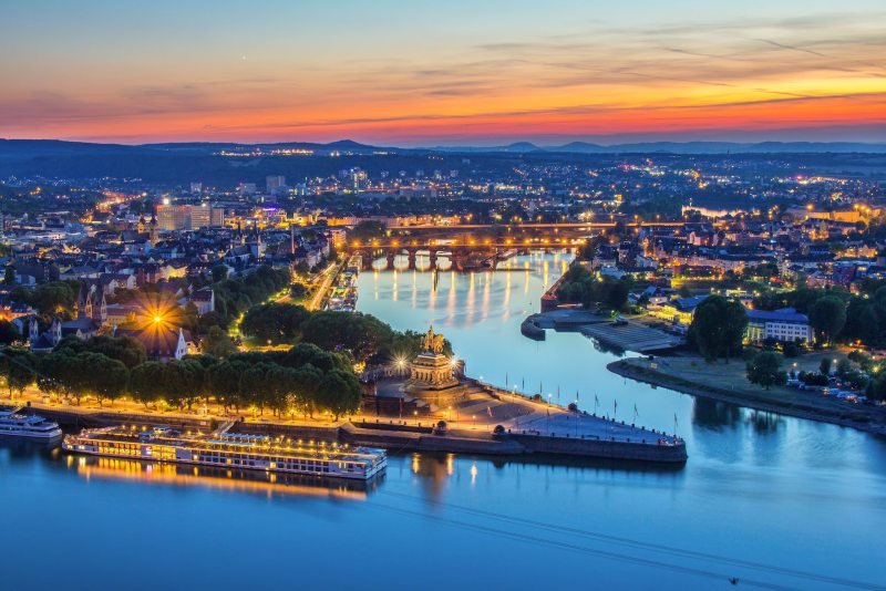 Zur Preußischen Rheinprovinz gehörten mehrere historisch, politisch und kulturell bedeutende Städte, die wir Euch vorstellen möchten. Beginnen möchten wir heute folgend mit Koblenz, im heutigen Rheinland-Pfalz. 🧵