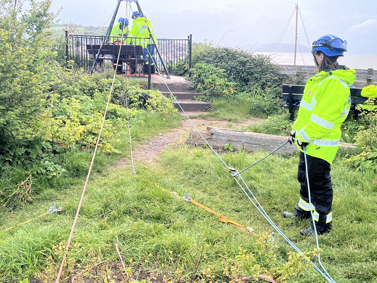 Last evening the team were out in the rain practising cliff rescue with the recovery of a simulated casualty from the base of a cliff at #WatchetHarbour . Utilising various techniques & equipment. @HMCoastguard  @MCA_media