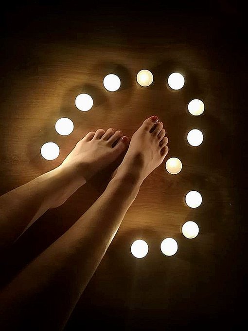 Twoja największa miłość kundelku. Doskonale wiesz ze kochasz je bardziej niż twoją żonkę 🤣.Podaj kod blik i pokaz jak bardzo jesteś mi oddany

#feet #paypig #findom #findomgoddess #footgoddess goddess  feetworship feetslave humanATM footboy cuckold findomgirl findomgoddess stopy