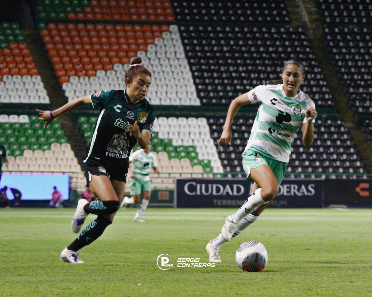 #GaleriaPorEllas 📸 por Sergio Contreras 

#J16Cl2024 | @clubleonfemenil 4-0 @ClubSantosFem 
#LigaBBVAMXFemenil 

🏟️ Estadio León

Galería Completa 
📸: facebook.com/media/set/?set…