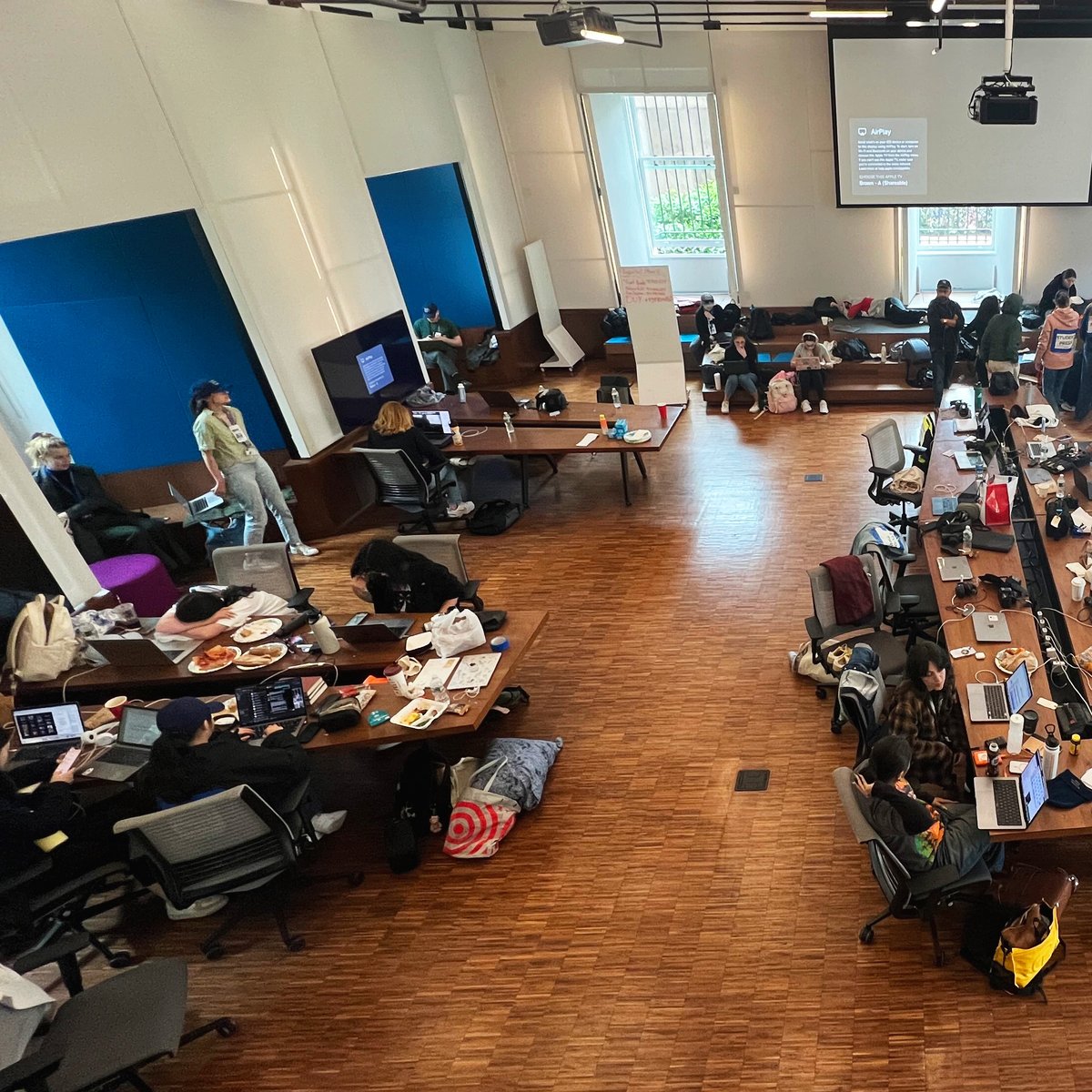 Producers, videographers, photographers, reporters, editors — all of them our students. This work has already been published in over 20 different publications worldwide. Their reporting begins here: journalism.columbia.edu/students-cover…. 

📷: Duy Linh Tu