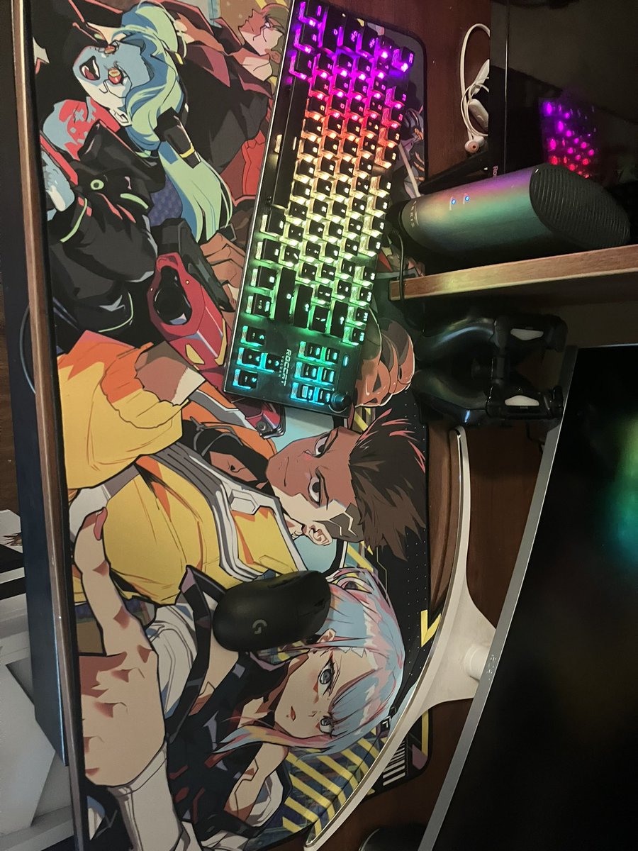 HOLY SHIT MY NEW MOUSEPAD IS FIRE.