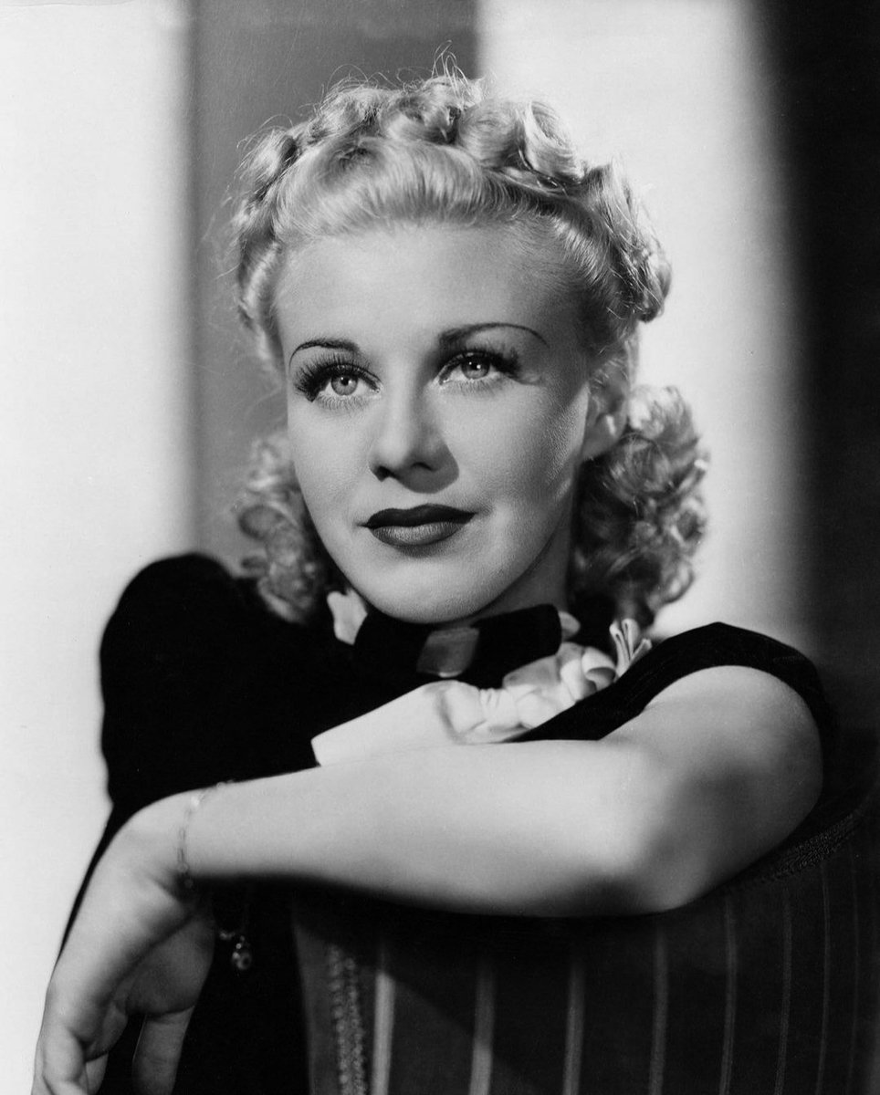 Se han cumplido 29 años de la muerte de #GingerRogers. La actriz, cantante y bailarina estadounidense ha pasado a la historia del #Cine por las diez películas que rodó con #FredAstaire. El binomio que formó junto a su madre, #LelaLeibrang, fue bastante sonado en #Hollywood.