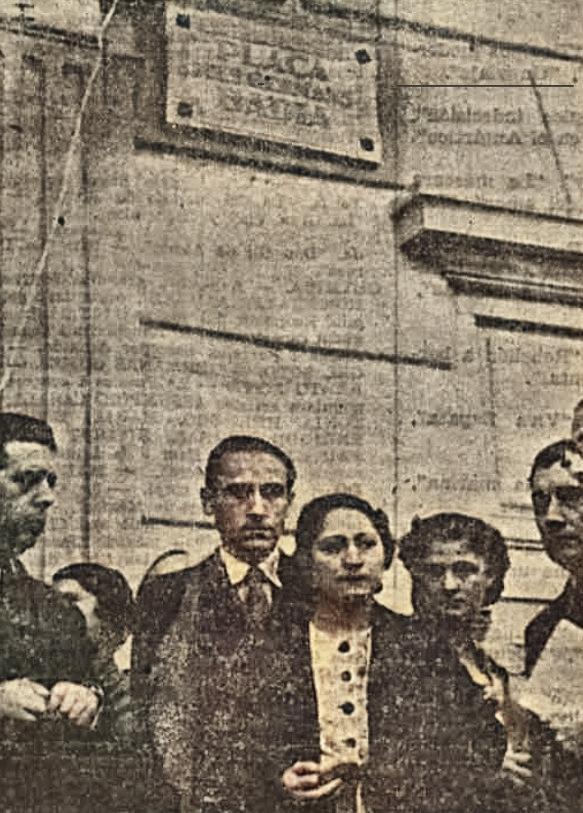 El 2 de maig de 1937 es va inaugurar la plaça dels Germans Badia. Després de la ocupació espanyola (1939) va canviar de nom a Calvo Sotelo i el 20 de setembre de 1979 es va tornar a canviar el nom a l'actual plaça Francesc Macià.