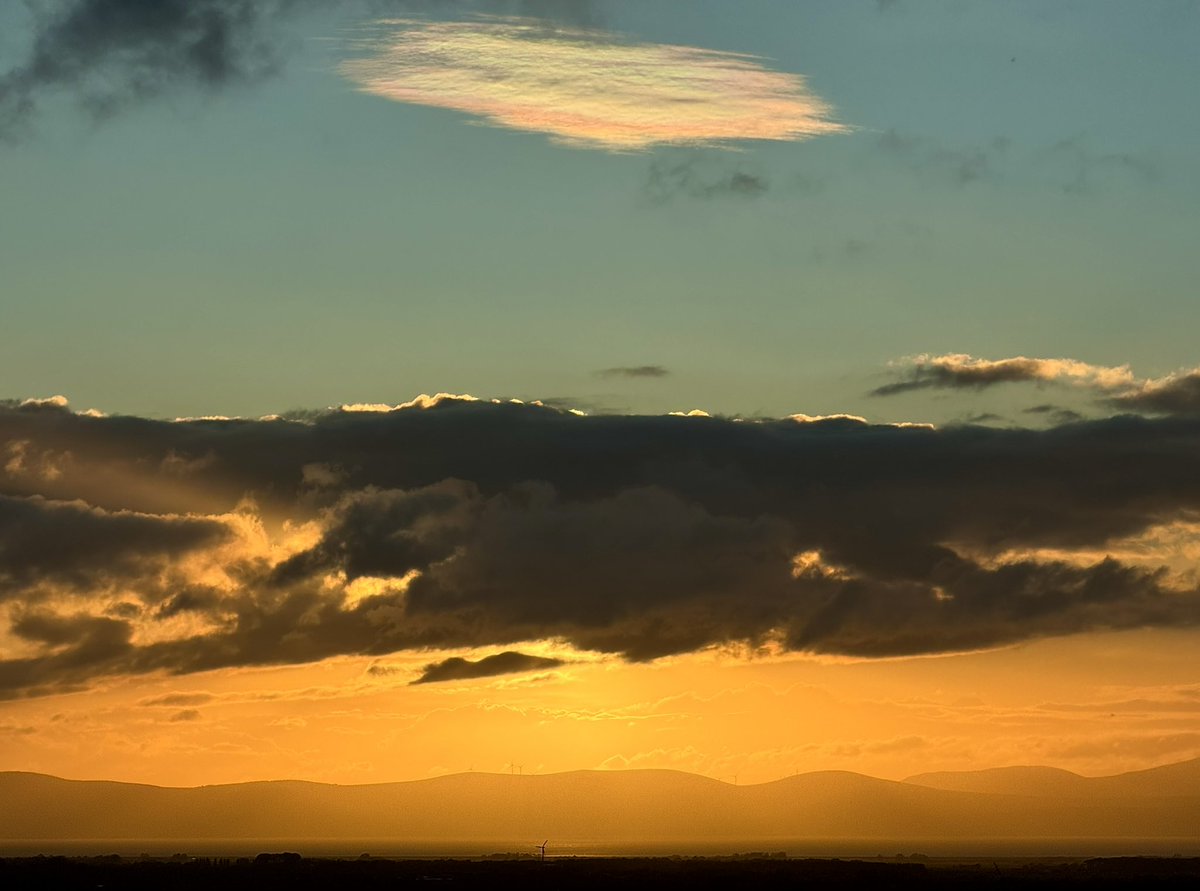 Absolutely stunning cloud iridescence this evening, alongside another gorgeous sunset skyline! Two for one tonight overlooking Lough Foyle! 😍🎉🌅🧡 @VisitCauseway @CloudAppSoc @geoff_maskell @LynnParsonsUK @WeatherRadar_UK @StormHourThemes