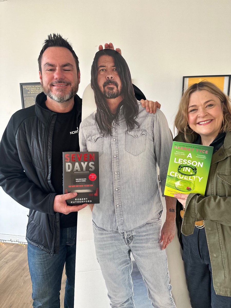 Meeting Dave Grohl was a highlight of a great event - thanks so much @mariwriter for such brilliant questions and congratulations again to @rutherfordbooks. Thanks for having me @ForumBooks!