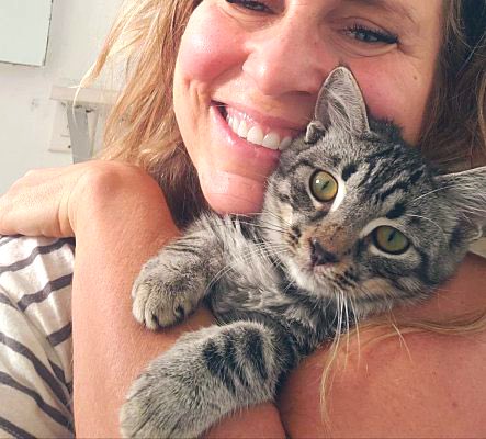 Happy #NationalTabbyCatDay If you don’t have a tabby and would like to adopt one, check out our available Los Angeles kitties like Beau Bridges seen here w his foster mom!😻 thecatsmeowanimalrescue.org/?page_id=6862 #tuesdayvibe #CatsOfTwitter #XCats #CatsOfX