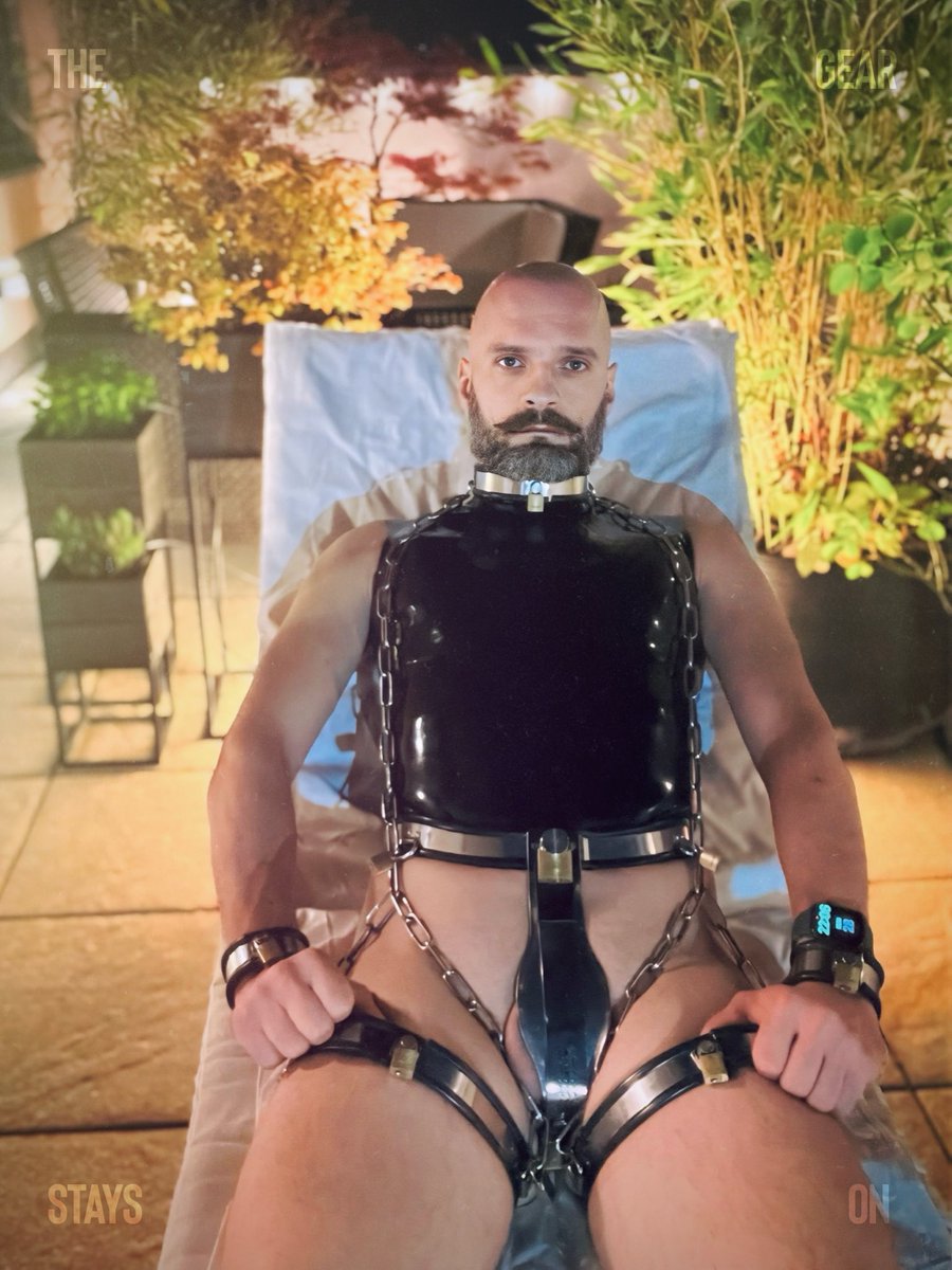 A relaxed evening, except not for controlled pig. He just accepts tightness and discomfort as best friends.🐷