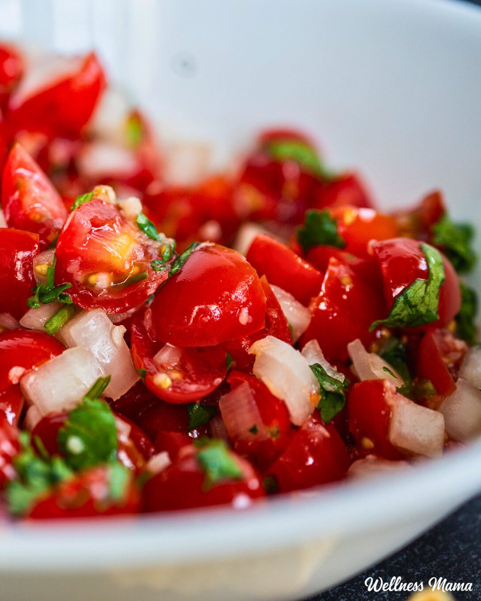 🌶️🍅 Embrace the upcoming tomato and pepper season with this mouthwatering recipe for fermented salsa! 💥 Perfect for topping tacos or dipping homemade tortilla chips! 𝗛𝗼𝘄 𝗧𝗼 𝗠𝗮𝗸𝗲 𝗙𝗲𝗿𝗺𝗲𝗻𝘁𝗲𝗱 𝗦𝗮𝗹𝘀𝗮 ➡ wellnessmama.com/recipes/fermen…