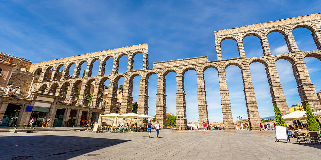 El acueducto de #Segovia, construido originalmente para transportar agua, lleva cientos de años siendo un monumento clave de nuestro país.🏛️

Pero parece que en esta foto le falta algo, ¿puedes encontrarlo?🤔👇

👉bit.ly/4aDnfHO

#TeMerecesEspaña #VisitSpain @CyLesVida