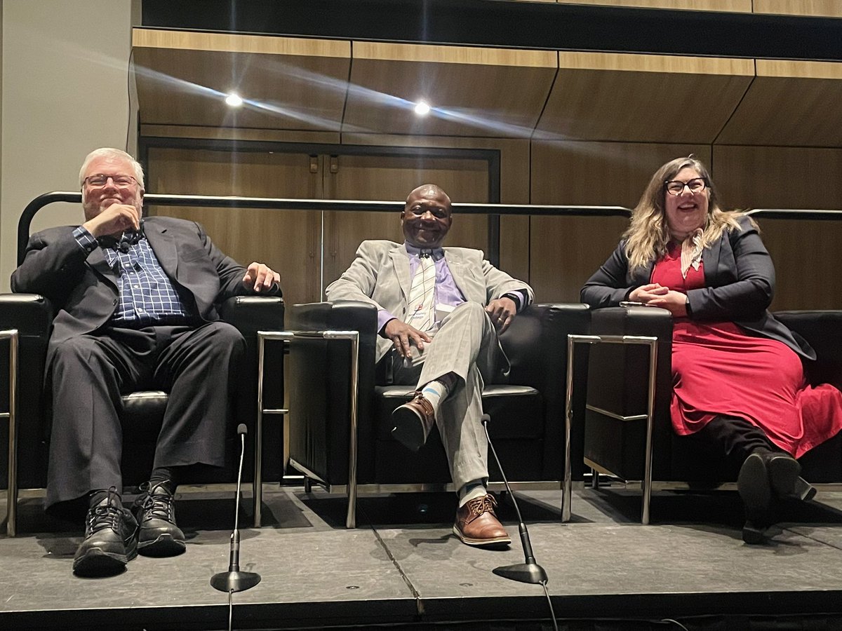 It was a fantastic experience to engage in a fireside chat on transformative leadership with 
David G Ross, President and CEO of @sait, and @JohnstonPari, President and CEO of @CollegeCan. Shared what we are doing at @BowValley but also learnt a lot from the two leaders.