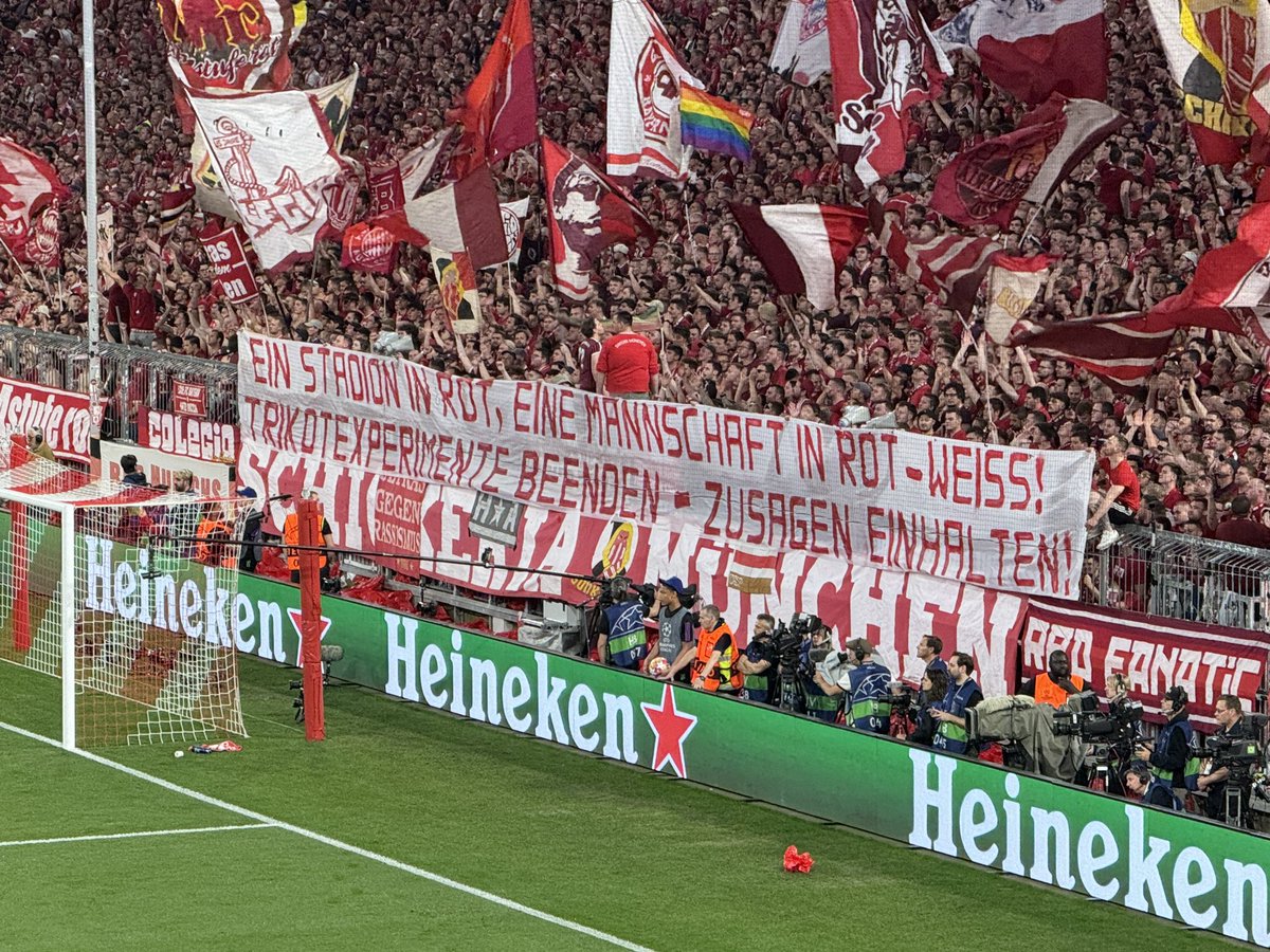 Lo striscione della #Südkurve del #BayernMonaco: 'Stadio in rosso, squadra in rosso-bianco! Fine degli esperimenti sui kit! Mantieni le promesse!' 
Messaggio riferito ad un kit rossonero apparso di recente su alcuni media e che non ha trovato il favore della tifoseria bavarese