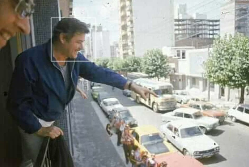 #Efemerides Un día como hoy pero del año 1989 fallecía Guy Williams (El Zorro)

En las fotos se lo ve en Mar del Plata en la década del 70. De fondo se ven colectivos Mercedes Benz