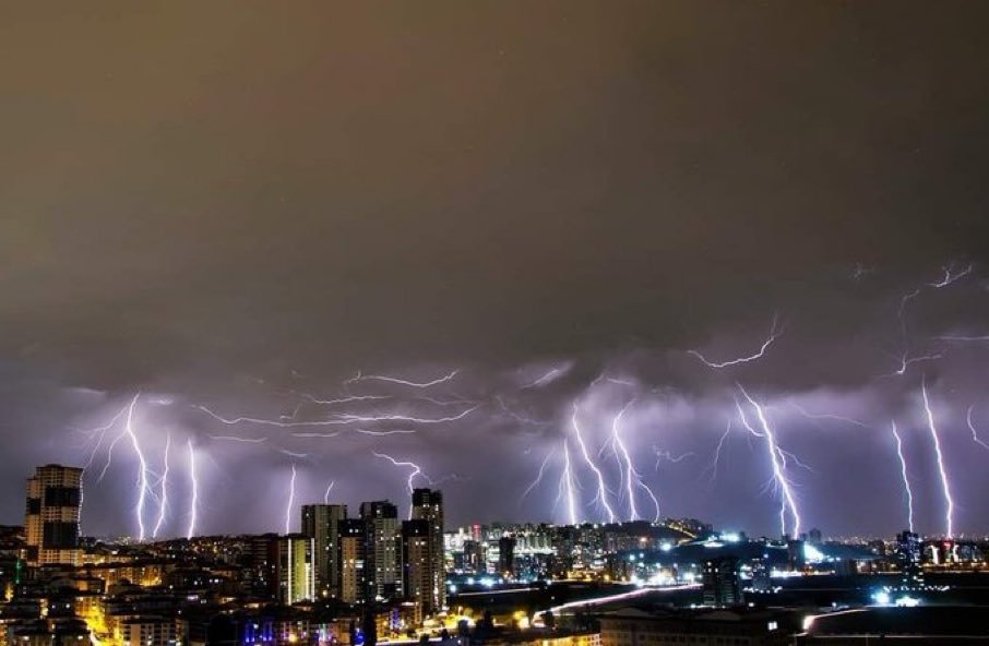 Ankara'da başlayan şiddetli yağmurdan görüntüler. Rabbim oluşabilecek muhtemel felaketlerden herkesi korusun. || Meteorolojik Uyarı #Ankara