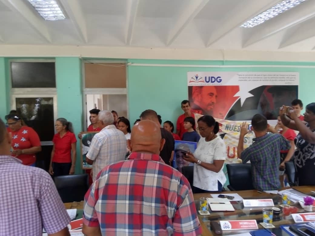 En el día de hoy fue asaltado el Consejo de Dirección de la #UniversidadDGranma por estudiantes y trabajadores de la Residencia Estudiantil de Peralejo, donde la alegría y las consigas por #1roDeMayo no faltaron. 
#SaberEsTrascender
#ProvinciaGranma 
#GranmaVencerá