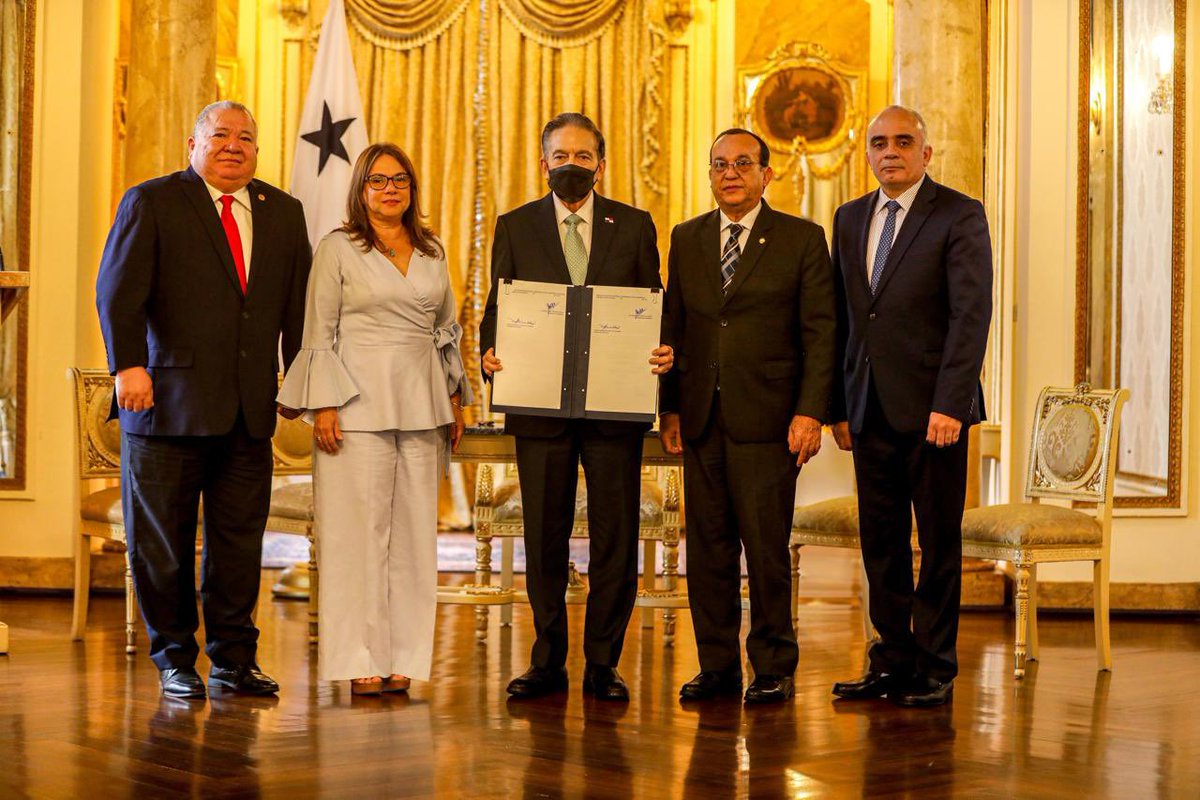 Sancioné la Ley que crea el Consejo Nacional de Rectores de Universidades Oficiales de Panamá como una instancia de consulta, coordinación, cooperación e intercambio académico, que fortalece la educación y la investigación, clave para la competitividad de nuestros profesionales.