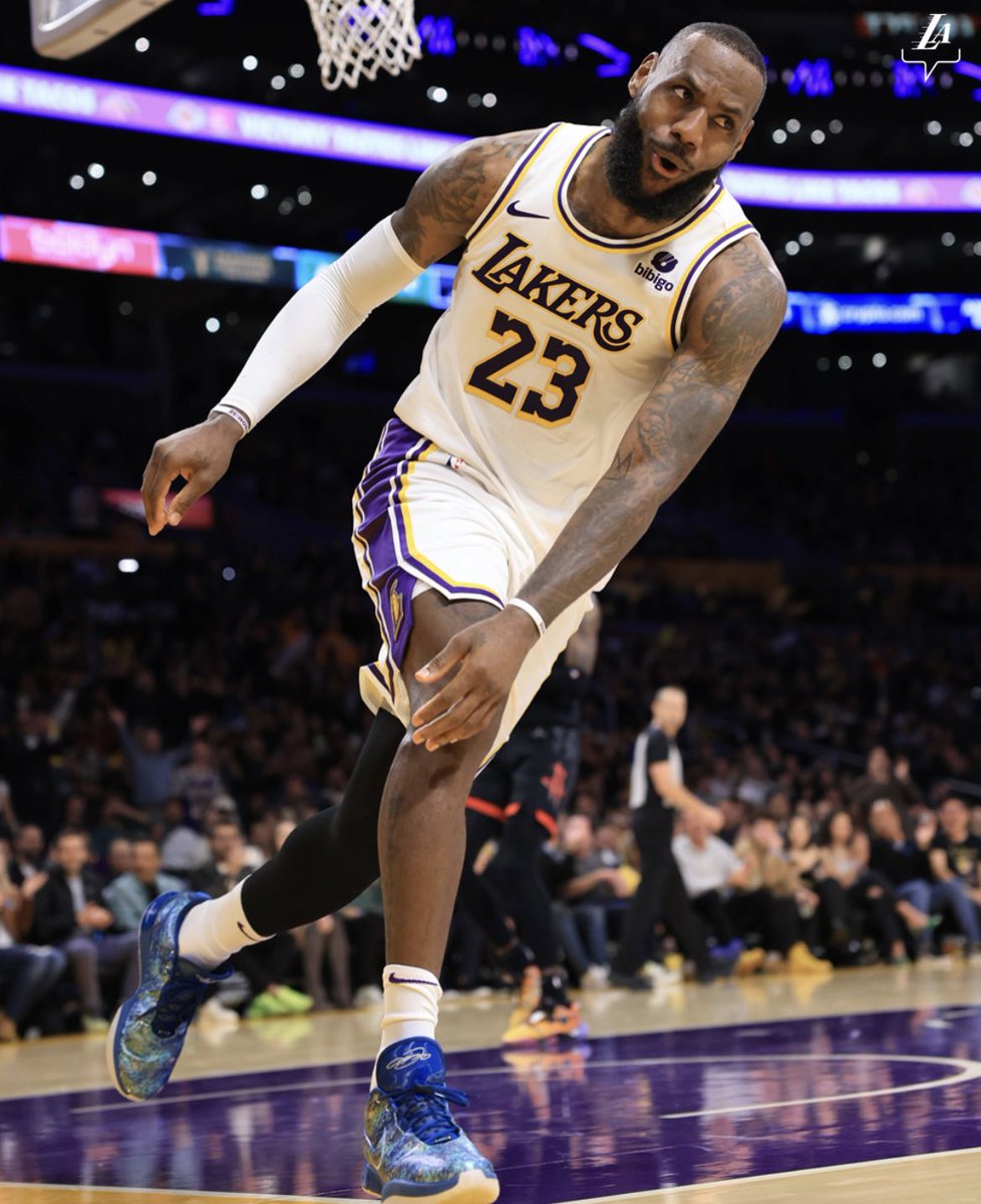 BREAKING: LeBron James is expected to sign a new 2-3 year extension with the Lakers (via @wojespn)