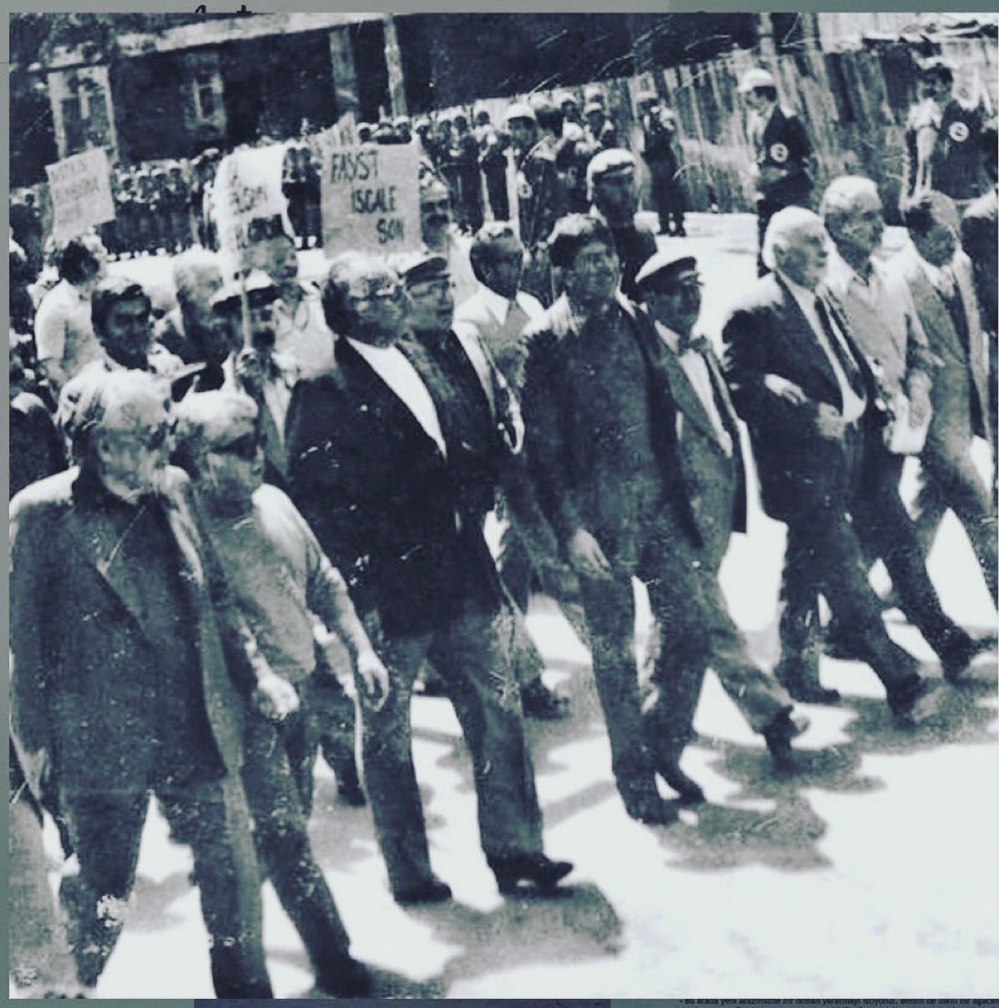 Kanlı 1 Mayıs'tan sonra 1 Mayıs 1978’de Yaşar Kemal, Aziz Nesin ve yazar dostları Gümüşsuyu'ndan Taksim’e yürürken... Fotoğraftakiler sırasıyla Aziz Nesin, Yaşar Kemal, Şükran Kurdakul, Adnan Özyalçıner, Oktay Akbal, Rasih Nuri. #Yaşasın1Mayıs #BijîYekGulan