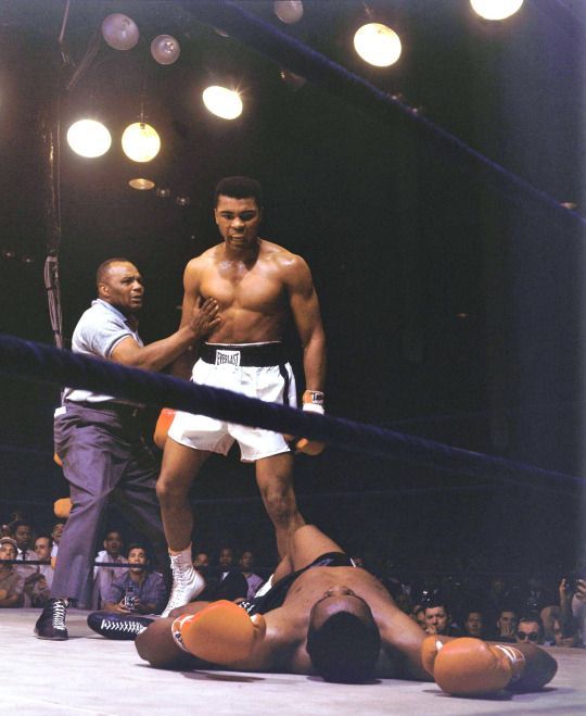 Muhammad Ali standing over Sonny Liston 🐐