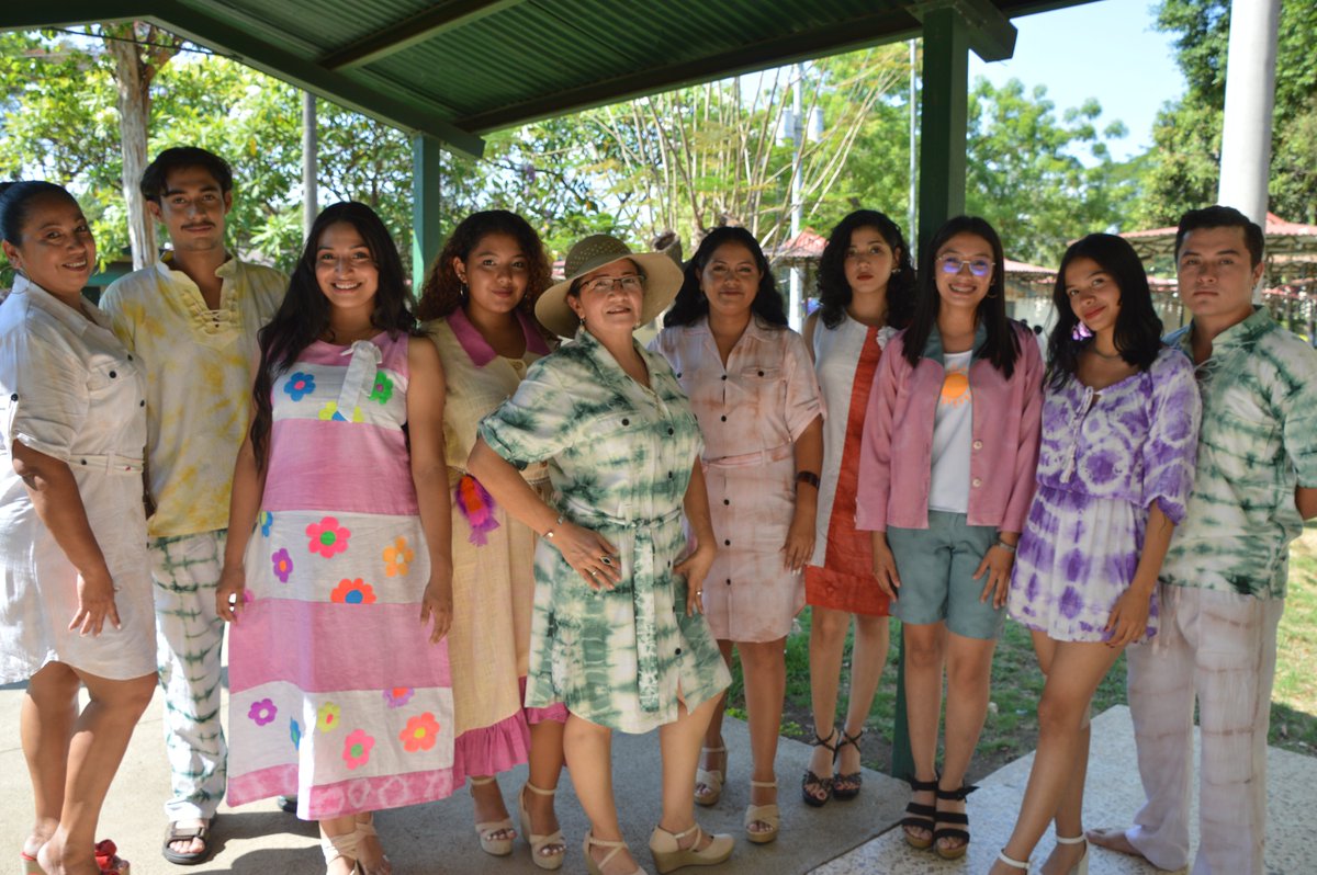 La #UNA, a través de UNA Emprende, realizan Pasarela Ecológicamente amigable y creativa Tintoria2, donde participaron, docentes, alumnos y personal administrativo, como parte del cierre de #AbrilCreativo ¡UNA, Universidad Líder en Ciencias Ambientales!