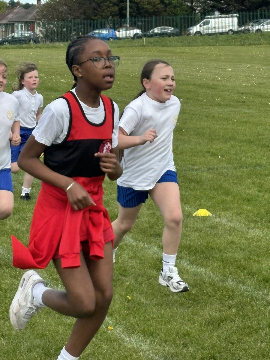 Excellent effort in our inter cross country competition against Blessed Sacrament this evening. Some great performances and debuts for lots of our new athletes tonight. #flomellyextracurricular #flomellyphysicaleducation @appleofmyeyepl @BSPrimary