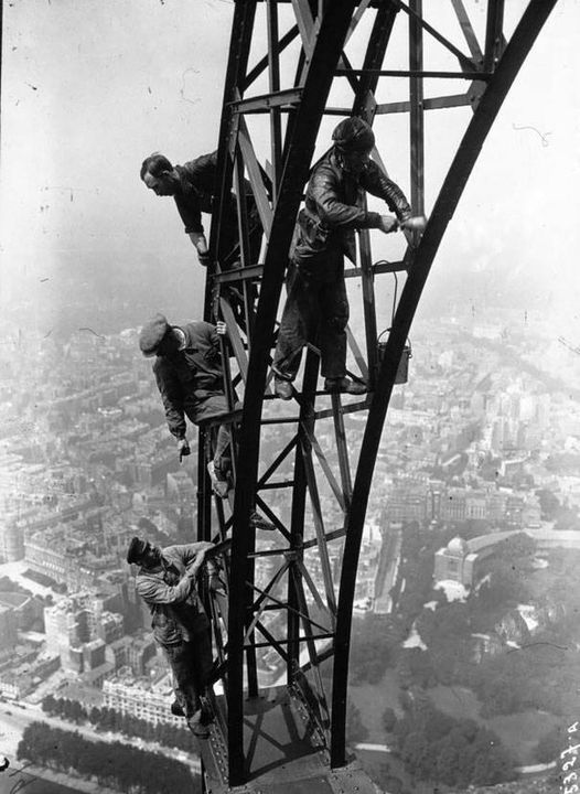 Des ouvriers peignant la tour Eiffel en 1932. Remarquez qu’ils ne portent pas de harnais. S’ils tombent, ils meurent.