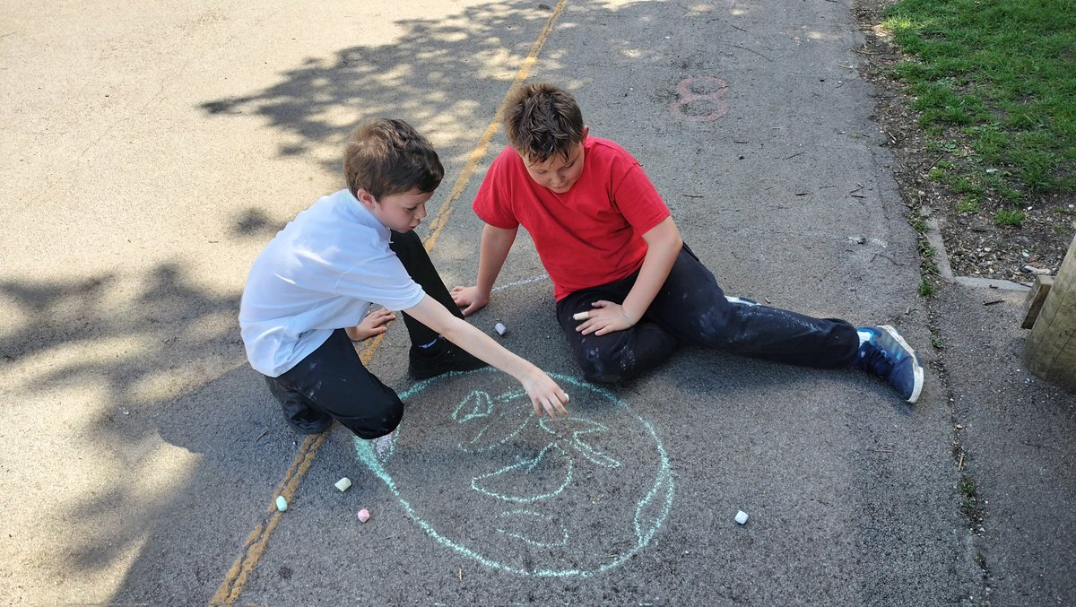 The sun was shining so Science was outside today for C3. Giving the children the chance to explore and explain the Greenhouse Effect with diagrams and discussion. Lots of #cooperation on display- working together @Psqm_HQ #primaryscience Tomorrow they will write explanations