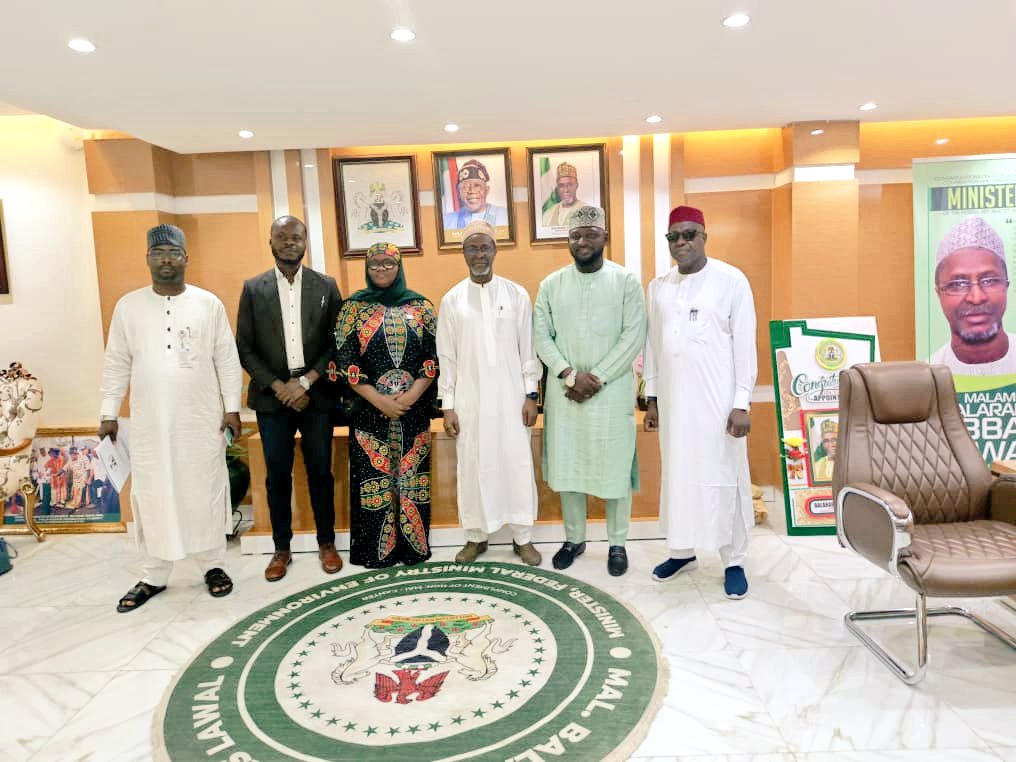 It was such an honour to lead an @MWFAANigeria delegation to meet with the honourable minister of environment. We shared our plans and progress thus far. It was great to learn that the minister is an IVLP Alumni, and to get his support for green canvas climate project.