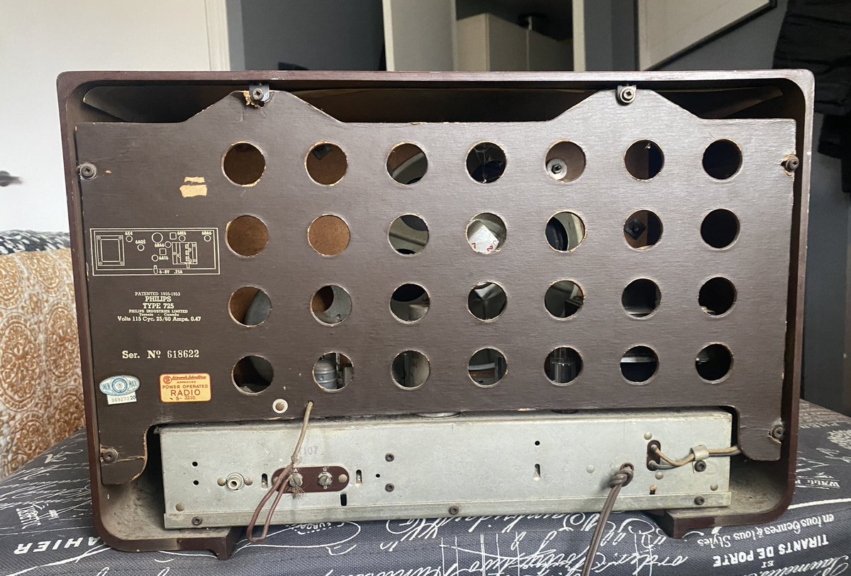 Computation_Ca's tweet photo. We’ve had our fair share of old items come in for #recycling but at 70 years this may be the oldest! This is a #Philips Model 725 radio, manufactured in Canada in 1954. Featuring both medium and shortwave bands and good old fashioned vacuum tube technology (6 tubes), this… https://t.co/j8785V476U