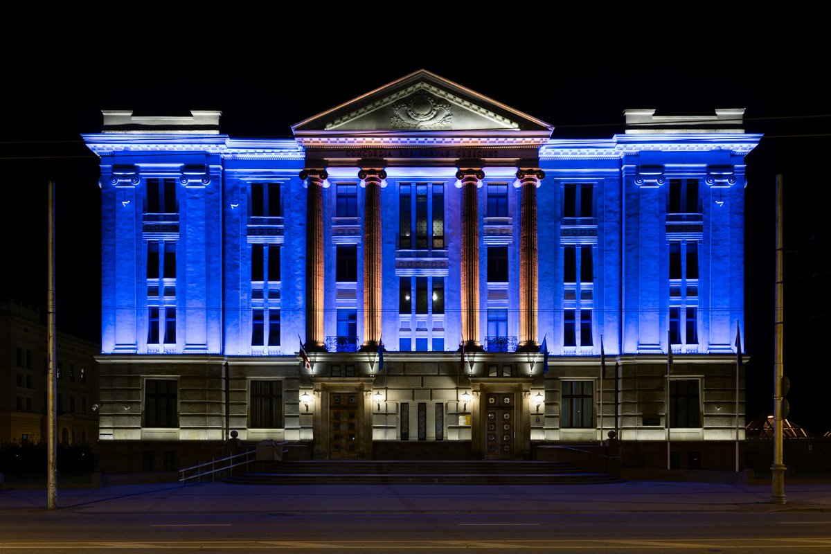 1 May marks 20 years since Latvia joined #EU. From today until 10 May, the building of the @Latvian_MFA is adorned in the colours of the EU. Also the flags of Latvia 🇱🇻 and the EU 🇪🇺 fly by the building.  #LV20EU