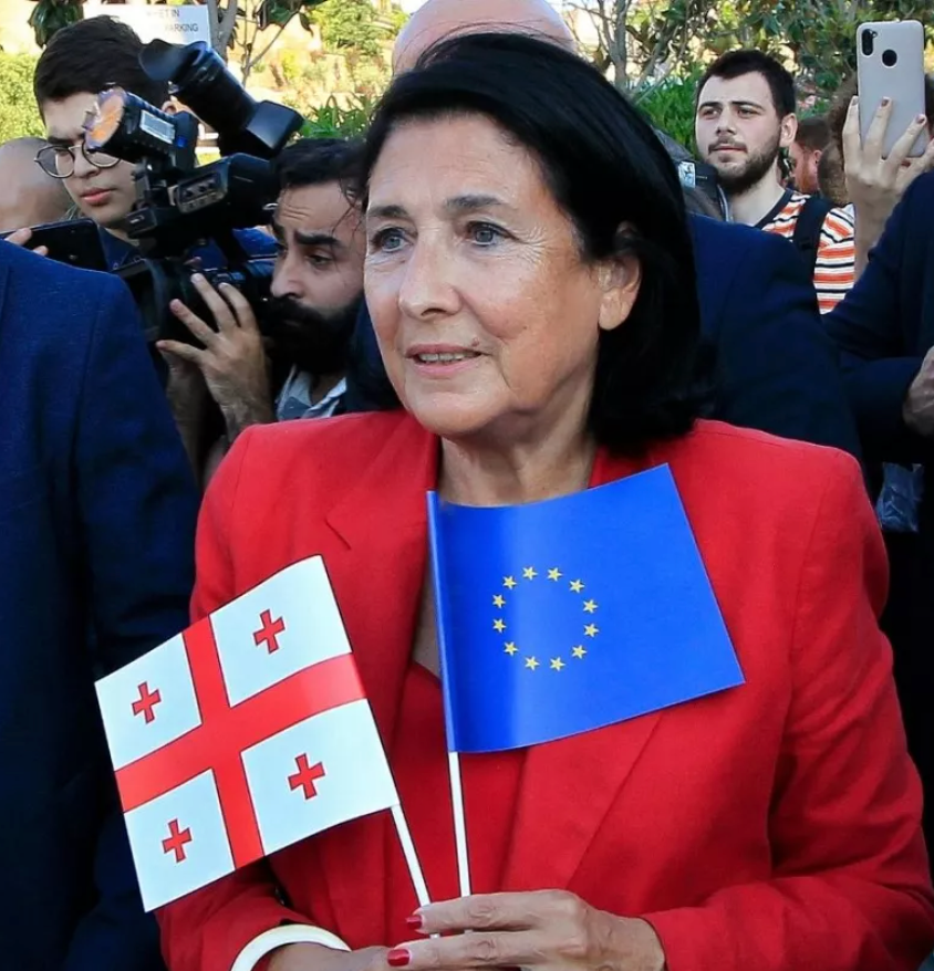 AKKURAT NÅ! 🇬🇪 Presidenten i Georgia Salome @Zourabichvili_S er raskt på banen og kritiserer Georgian Dream og gir samtidig sin støtte til protestantene.