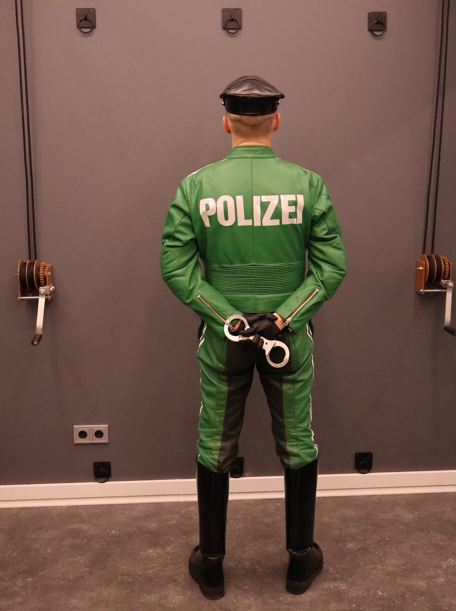 Just waiting... Someone may get arrested 😈

#leather #leatheruniform #leatherpoliceuniforms #leatherfetish #handcuffs

📷 <a href="/Valpurg/">Valp</a>