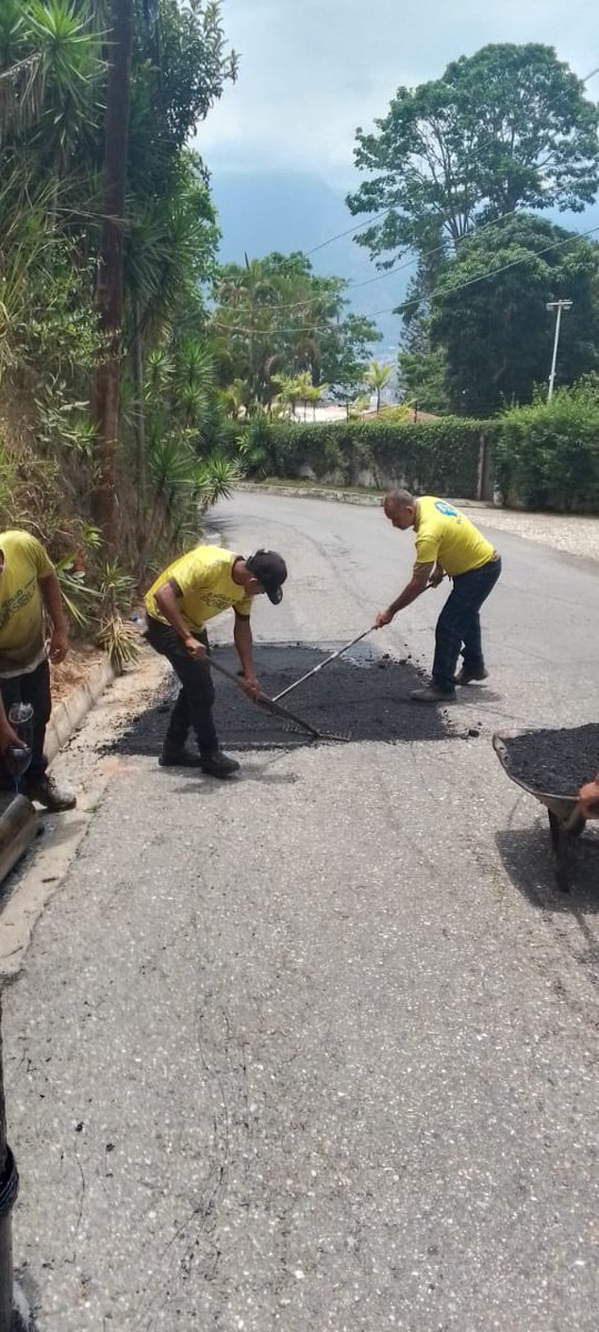 Nuestro #PlanBacheo ha mejorado las calles de #AltoHatillo y el sector #LosCacaos. #SeguimosTrabajando en pro de la seguridad vial en nuestro municipio.