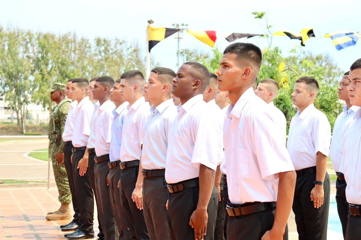 #EnImágenes 📸 Realizamos la ceremonia de licenciamiento de 30 Infantes de Marina que culminaron su servicio militar voluntario a bordo de la Compañía de Seguridad de la Escuela Naval de Suboficiales ARC “Barranquilla”. 🫡🇨🇴