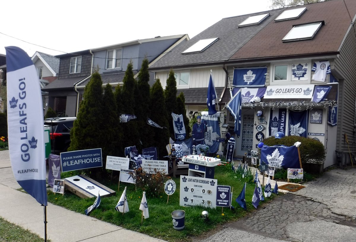 i love this homeowner's total commitment to the bit #Leafs are down 1-3 in the series would be so sweet to see them stay alive tonight #LeafHouse