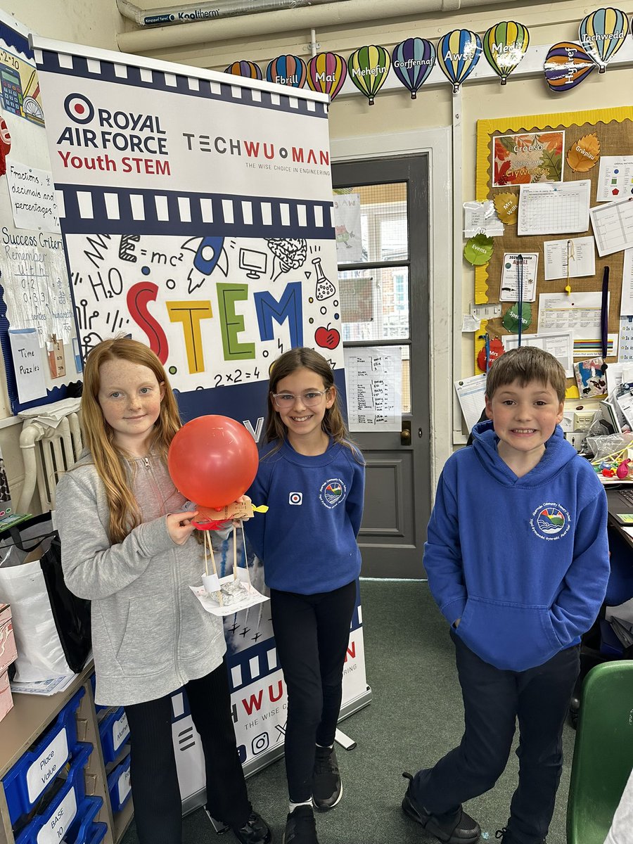 Techwuman's tweet image. Another fantastic STEM activity day 
@AbermulePrimary on behalf of @rafyouthengage. A brilliant group of students who thoroughly enjoyed building &amp;amp; testing their own cars &amp;amp; moon landers! 
Well done team for creating an interest in #STEM for yet another set of #fascinated students