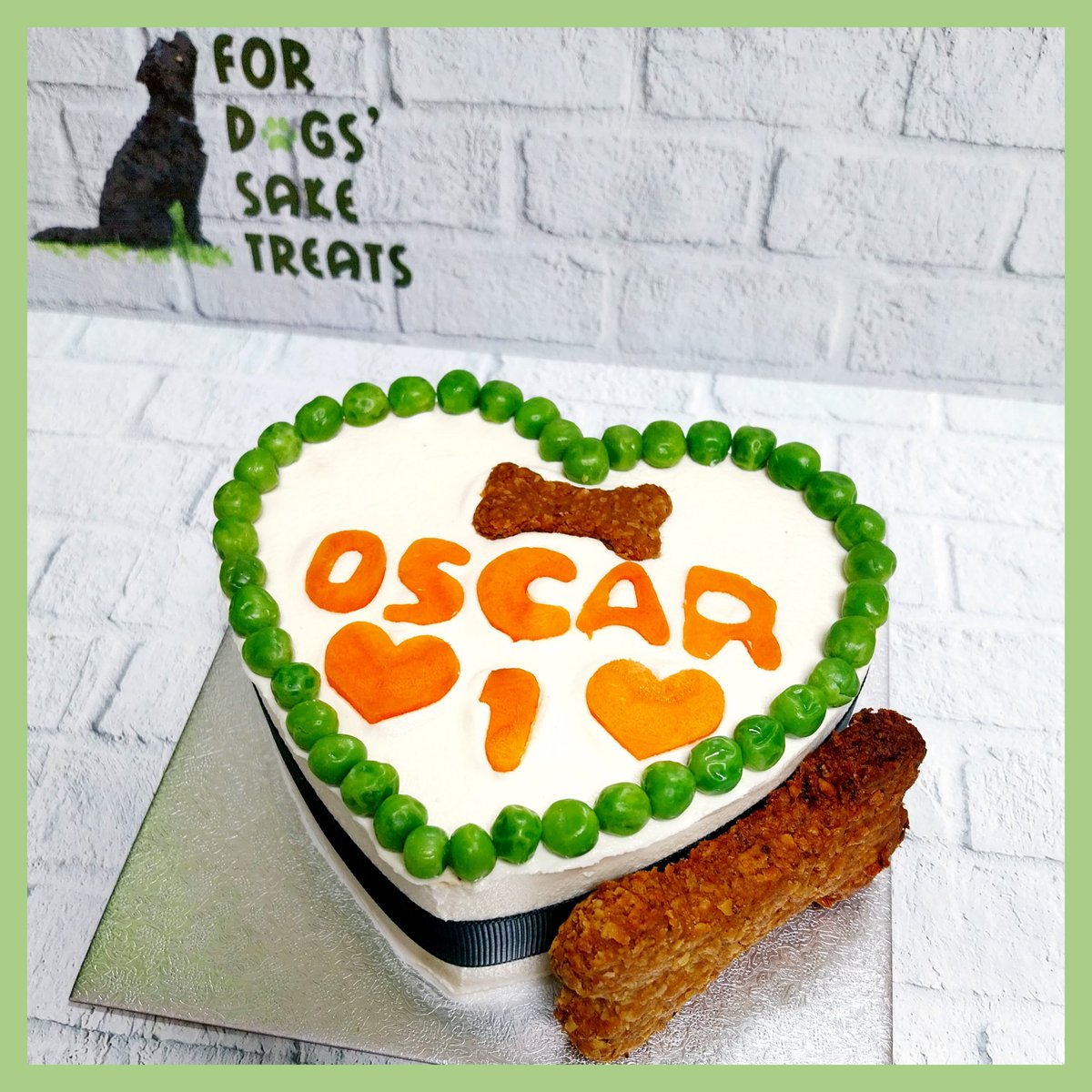 A heart shaped peanutbutter cake for Oscar's 1st birthday. 💚🐶💚 #QueenOf #SmallStreamersConnect