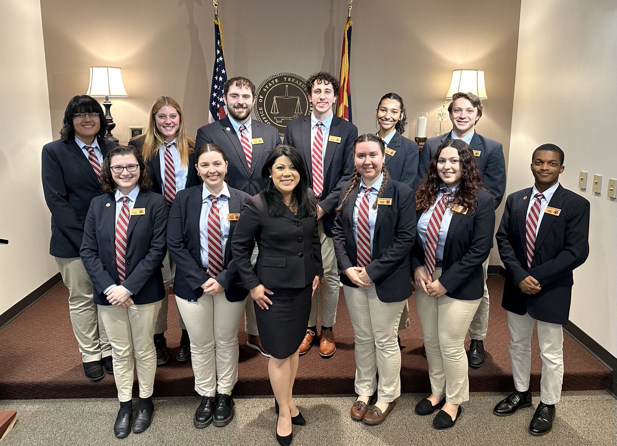 Arizona Treasurer Kimberly Yee enjoyed visiting with the Senate Pages to share about her personal journey to public service and her statewide leadership with the @AZTreasury.