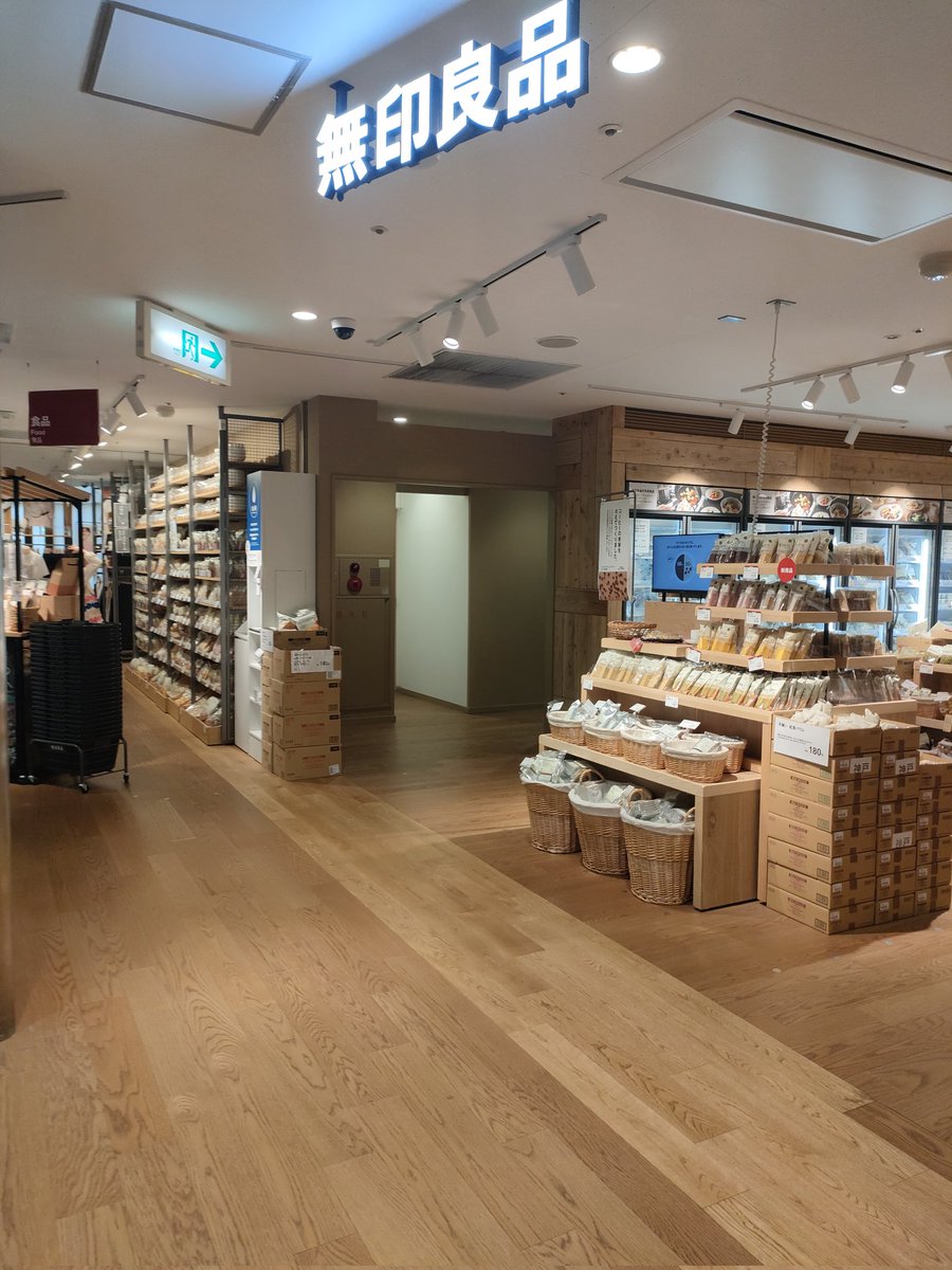 yeDUSOQGZ4a1Cth's tweet photo. 宝塚の新しく出来た店で
結構、影響あるなあと
思うのはこの2店舗ですね。

特に個人的には
無印良品は好きです
時間がある時は
寄ったりします☺

旅に使えそうなグッズ
だったり、日用品も
便利そうな物があると
購入しますね。

少し時間がある時に
立ち寄るには
結構助かるなあと
思っています✨ https://t.co/zwhAqOwVt7