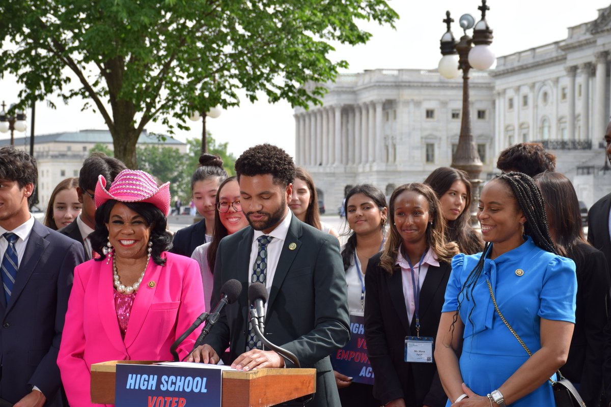 Proud to cosponsor @RepWilson and @Senlaphonza High School Voter Empowerment Act and speak on the importance of helping more young people register to vote. Our democracy is stronger when all voices are heard.