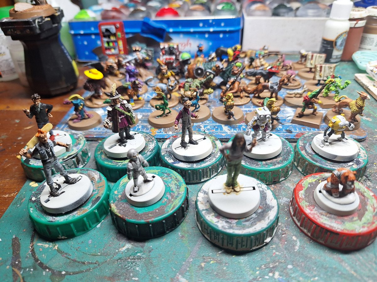 #Hobbystreak Day 1208 Bases started on familiars and some colour on the Crooked Dice minis #crookeddice #7tv #dungeonsanddragons #warhammerfantasy #tabletopminiatures #tabletopminions #paintingwarhammer #paintingcitadel #warhammer  #warhammerquest #silvertower #oldhammer